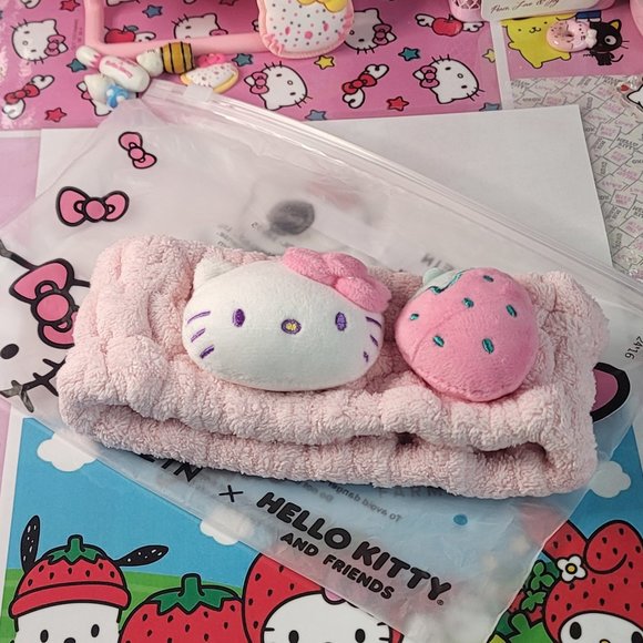 Hello Kitty Limited Edition Strawberry Graphic Bath Headband - Picture 3 of 6